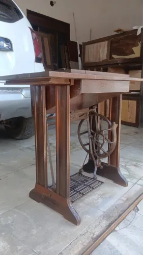 Vende-se base retrô de máquina de costurar