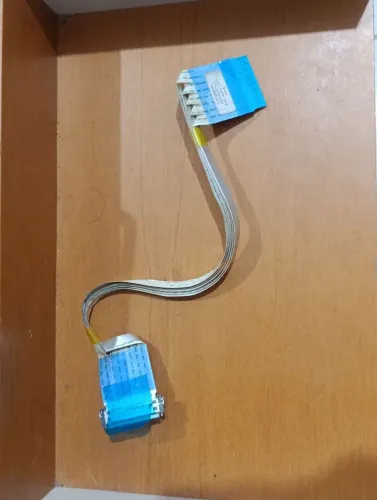 Este é um cabo flat LVDS compatível com diversos modelos de TV LG, como a 32LB560B.