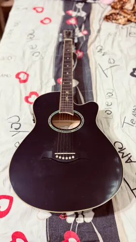 violão elétrico da marca Condor, modelo com pré-amplificador CN-3T