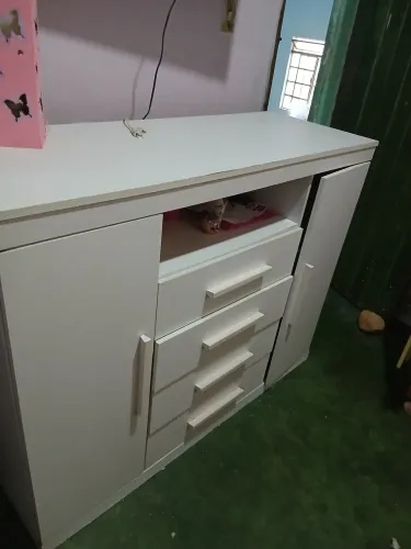 Cômoda branca com 4 gavetas 1 cabideiro e uma divisória