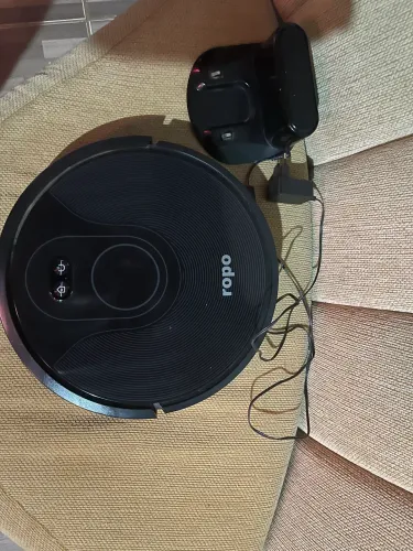 Robô aspirado limpa e aspira 