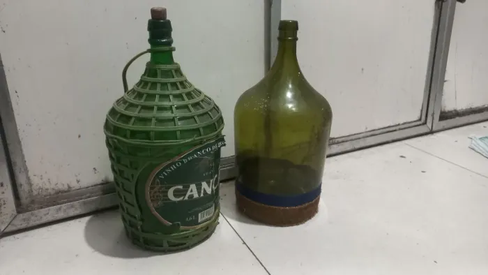 Garrafão e garrafa de cerveja