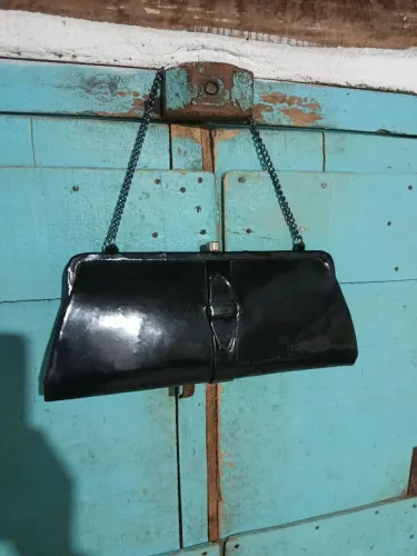 ?Bolsa Clutch Vintage Anos 60 em Verniz Preto - Com Alça de Corrente