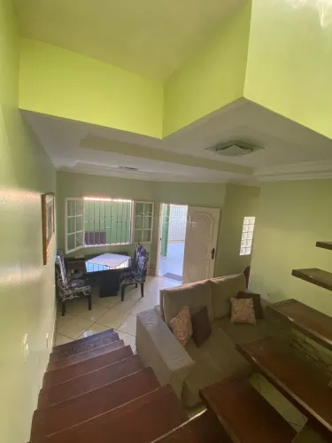 Casa duplex no Turf Club: 2 quartos, suíte, varandas, modulados, garagem e perto de comodi