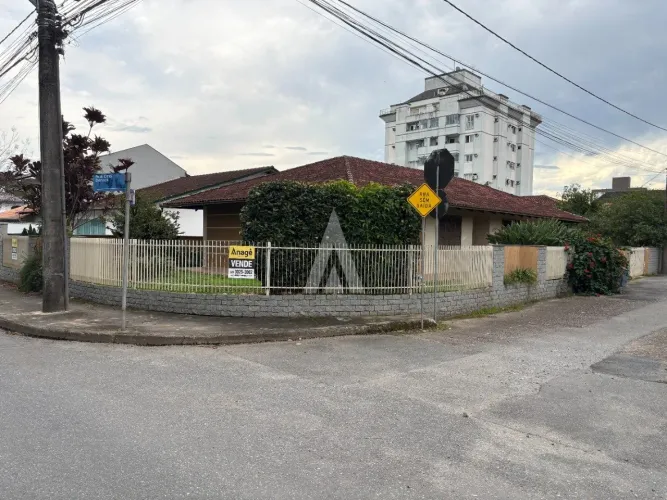 Casa com 1 suíte e 2 quartos à venda no bairro Bom Retiro em Joinville-SC por R$ 785.000,0