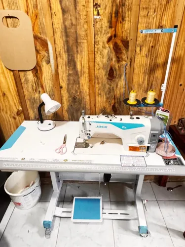 Máquina de costura industrial semi nova vai com todos materiais