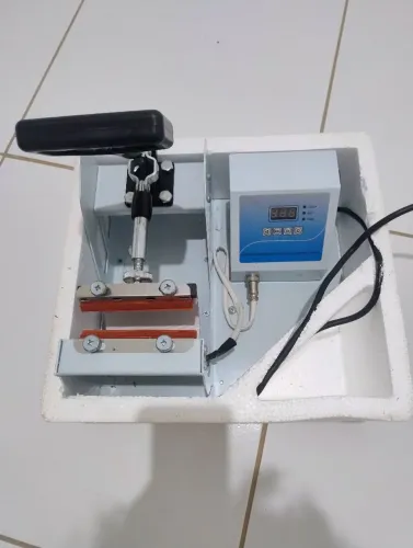 Máquina de estampar caneca