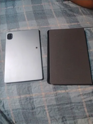Vendo Tablet, 128gb ainda com prático na tela, acompanhado com capinha e carregador