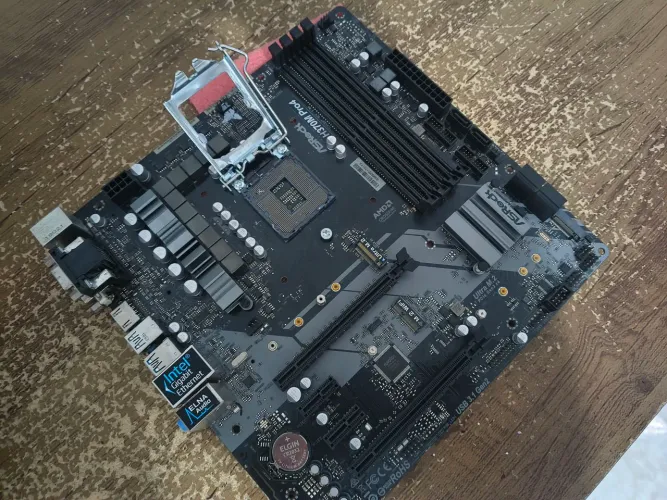 Placa mãe h370m Pro4, com avarias!, i5 8600