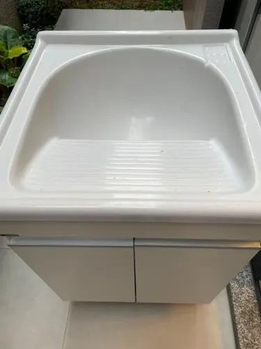 Tanque de 40 litros e armário para lavanderia