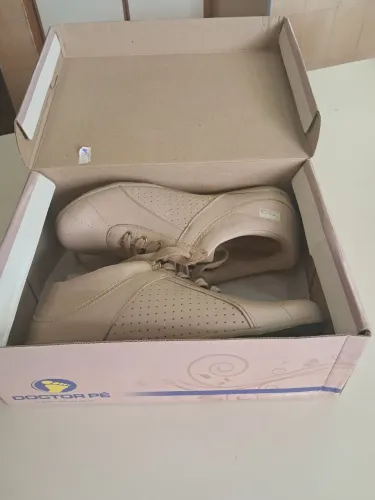 Tênis feminino em couro número 35 novo na caixa