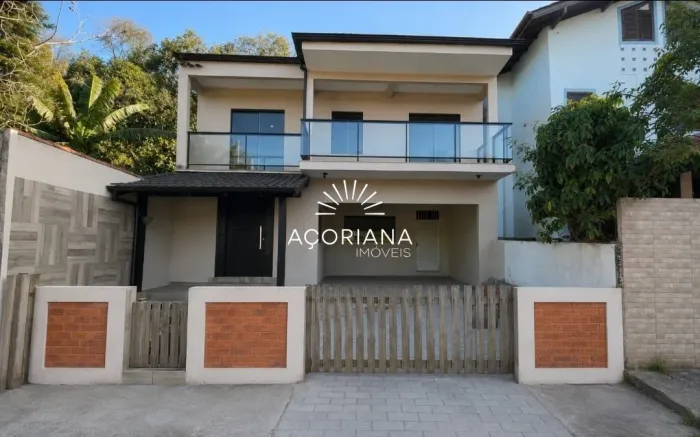 Casa nos Açores: 4 quartos, suíte, terreno amplo e perto da praia