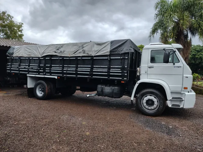 Volkswagen 17-210 worker 4x2 reduzido 6 cilindros carroceria graneleira com bomba injetora