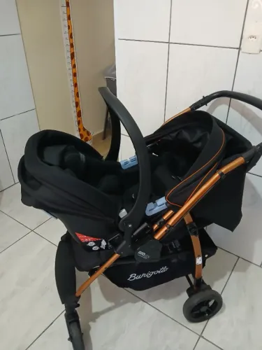 Carrinho de bebê com bebê conforto