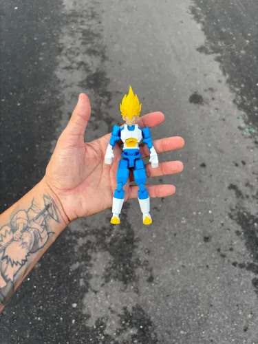 Boneco articulado colecionável dummy vegeta