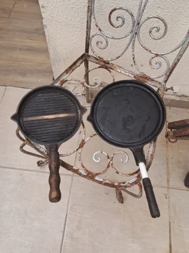 Frigideira de ferro.