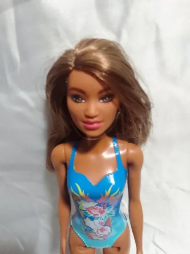 Barbie praia negra semi nova 30cm