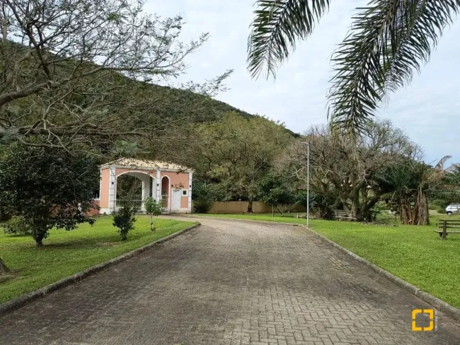 Terreno à venda com escritura pública à 500m do mar - Praia do Pântano do Sul em Florianóp