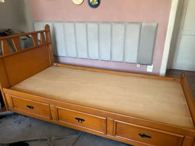 Cama de solteiro com gaveteiro ? madeira maciça