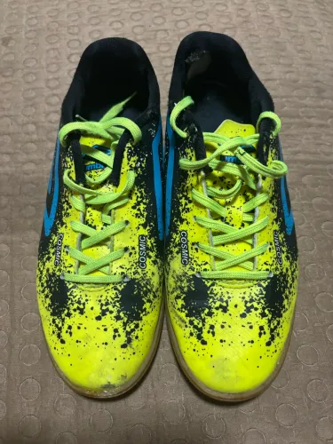 Chuteira umbro cosmic numero 40