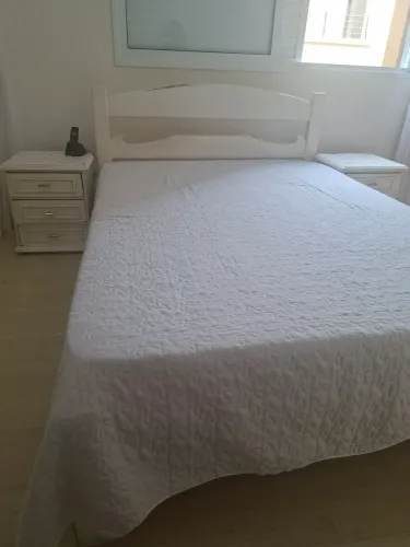 Cama de madeira, tipo porteira, dois criados e um colchão