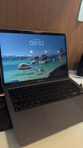 MacBook M1 bateria 93% tá novinho
