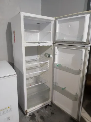 Vende se geladeira 