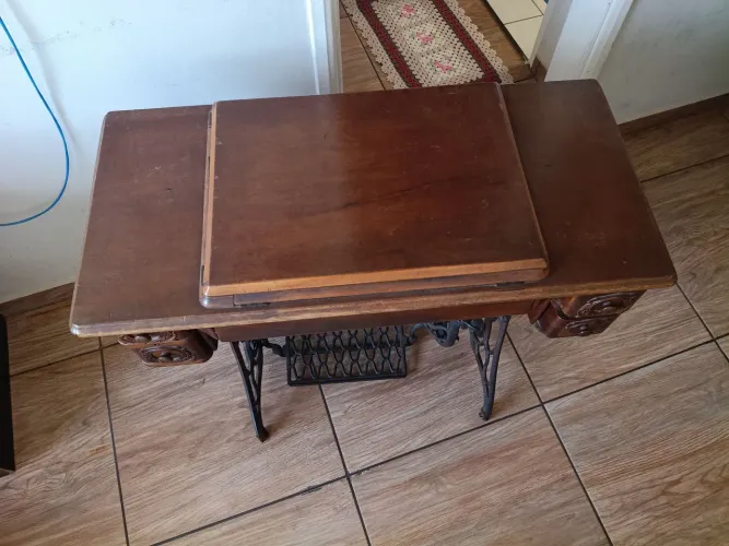Máquina de Costura Antiga Completa Com Tampo e Gavetas Base Pe +Motor Completo