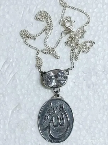 Corrente e pingente com a palavra Deus em árabe (Allah) em prata 960