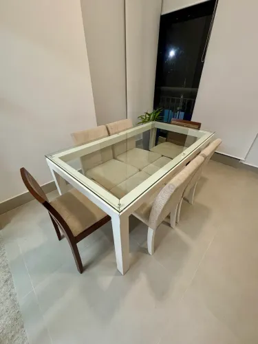 Mesa de jantar com tampo de vidro TOK STOK com 6 cadeiras 