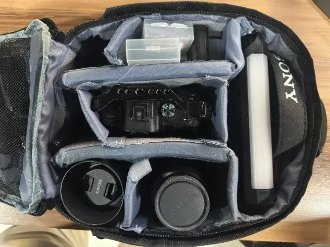 Kit Sony a7 III + 3 lentes + 5 baterias + mochila e acessorios