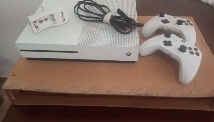 Vídeo game - Xbox One S 1TB Branco + 2 Controles Originais - R$ 1.100,00  - Frete grátis