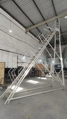 Escadas de 18 degraus em alumínio com plataforma