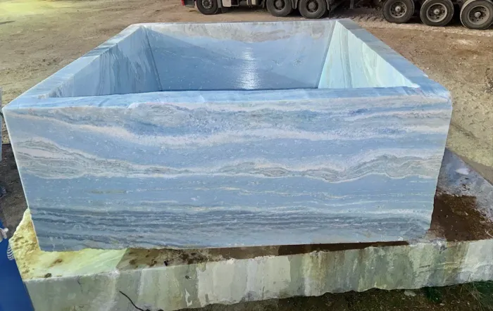 Piscina Monolítica em Pedra Natural - Calcita Azul - 190 x 185 cm