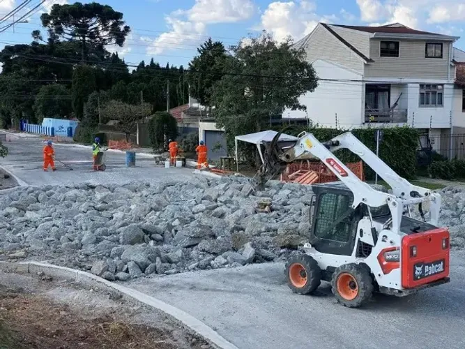 Aluguel de Rompedor Hidráulico em Bobcat - Quebra de Concreto Curitiba
