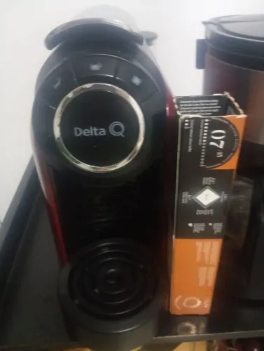 Cafeteira Delta Q seminova vem com cinco cápsulas