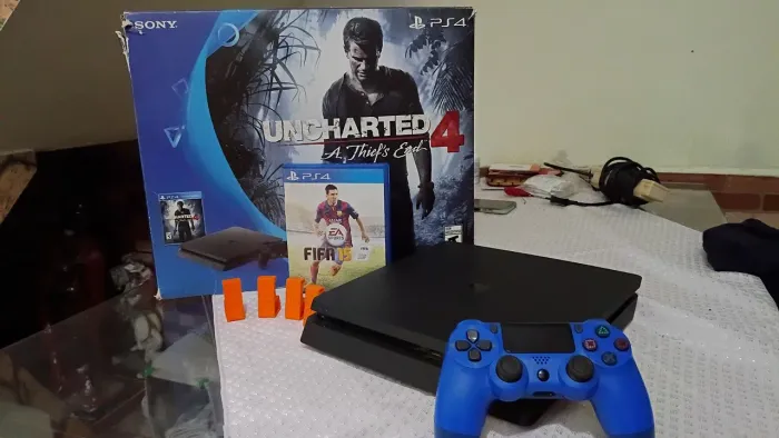 PS4 SLIM + CONTROLE + APOIADORES DE VENTILAÇÃO + FIFA 15