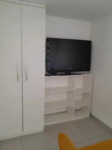 Kitnet com tudo incluso, Cama, TV, Sofá, Fogão, Geladeira, Microondas, Armários, Água, Luz