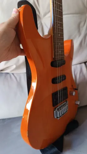 Guitarra Ibanez Gio semi nova + amplificador Samick com distorção