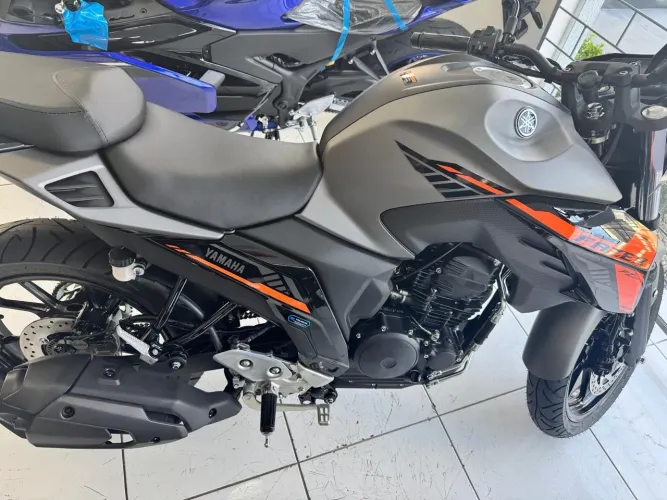 Moto impecável 