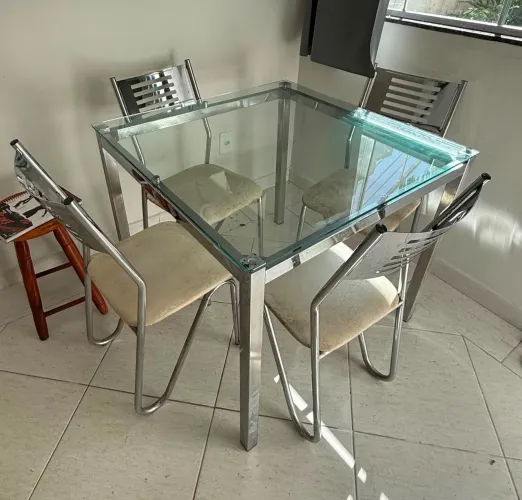 Mesa de Vidro Quadrada com 4 Cadeiras - Base em Alumínio
