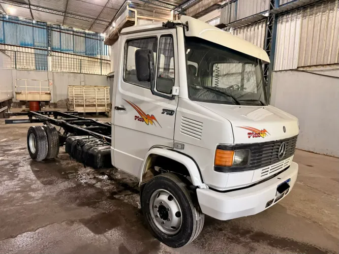 Caminhão Mercedes 710