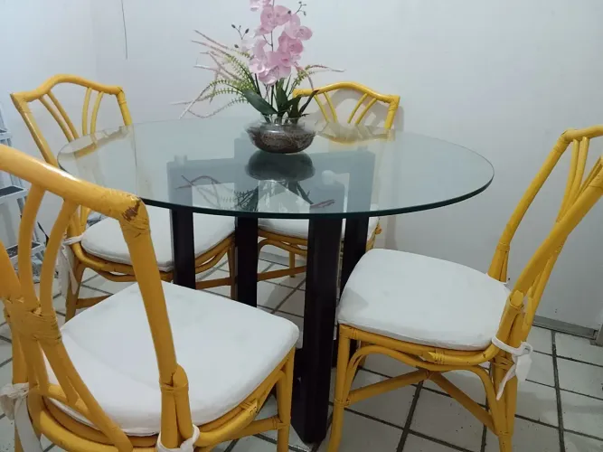 Mesa redonda de vidro e 4 cadeiras.