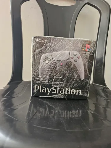 Controle ps5 edição limitada 30 anos.