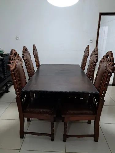 Vendo uma mesa com 7 cadeira so com avaria