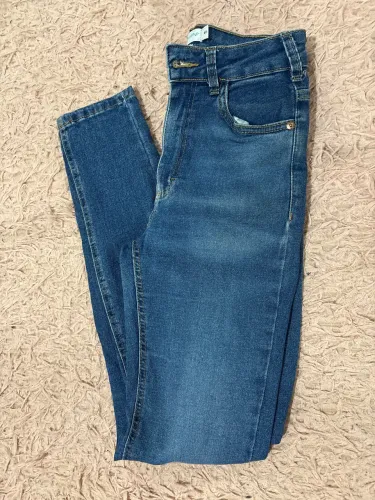 Calça jeans skiny usada poucas vezes