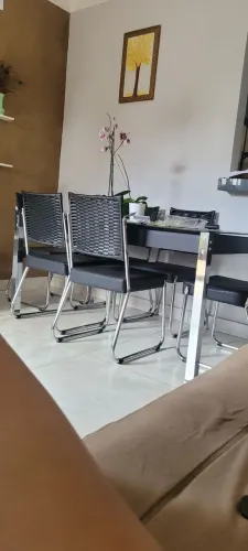 Vendo uma mensagem seme nova de 6 cadeira por 1,700no setor ponta kayana trindade