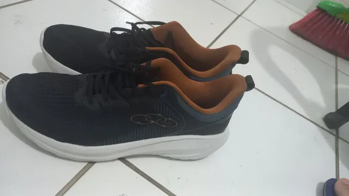 Tenis a venda por 150 reais, tamanho 43