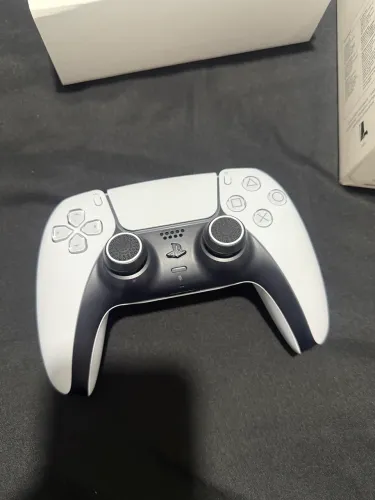 Dois controles PS5 Dualsense
