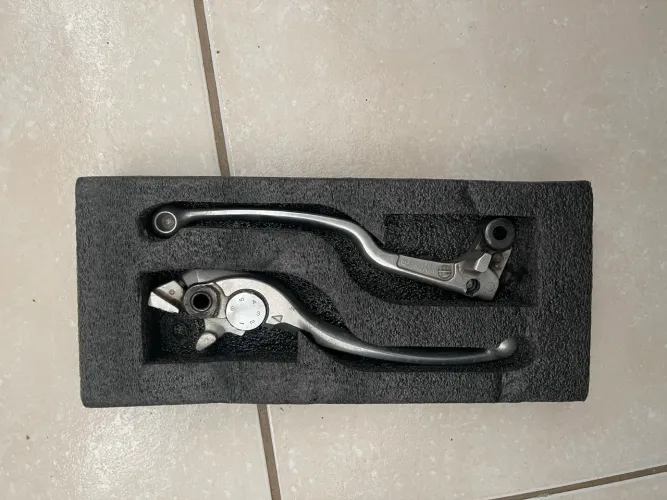 Par de manete hornet 2012 original  R$200,00 reias 